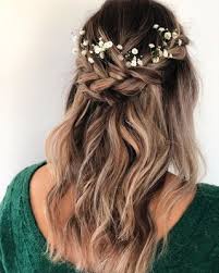 Coiffure avec couronne de fleur. 40 Coiffures De Demoiselle D 039 Honneur Absolument Sublimes