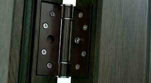 كيفية تشحيم الباب حتى لا يصرخ كيفية تشحيم مفصلات الباب حتى لا تصطدم الأبواب بدون تفكيك الباب