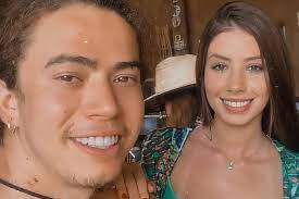 Por meio de rede social, ele destacou que a criança está na uti neonatal e reforçou que o primeiro toque que teve com o bebê foi semelhante ao encostar em deus. Jeredy Whindersson Nunes E Maria Lina Revelam Nome Do Primeiro Filho Jovem Pan