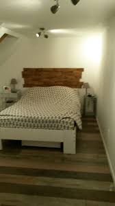 Realisation D Un Client Avec Au Sol Un Revetement Stratifie Parador Trendtime 1 Chene Shufflewood Wild Et Sur L Tete De Lit Parquet Parement Mural Pose Parquet