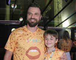 © 2021 casio computer co., ltd. Cassio Reis Leva O Filho Sosia Que Tem Com Winits Para Ver Desfiles No Rio Quem Rio De Janeiro