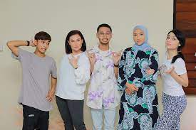 #jodohjodohannisa berkisahkan kehidupan annisa yang terpaksa memilih antara lima jejaka, sementara dia bersaing dalam industri yang episod 1 majlis pernikahan annisa bermula. Jodoh Jodoh Annisa Ep 100