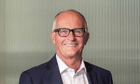 Steve Hare's Instagram, Twitter & Facebook