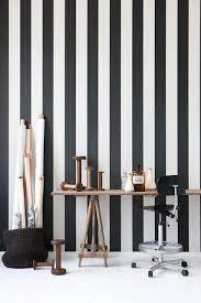 stripes strepen interieur werkplek muur strepen gestreept behang wit behang