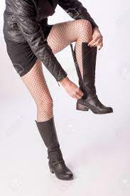 黒革のブーツを締める黒網タイツを着ている女性の写真素材・画像素材 Image 25371253