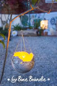 Traumhafte Deko Im Sommer Fur Den Garten Kugelige Gartenlichter Selbst Topfern Und Die Zarte Gelb Leuchtende Schale An Dr Keramik Ideen Licht Im Garten Ideen