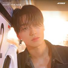 Versace global Brand Ambassador #Hyunjin drives the crowd wild as he makes  a Superstar arrival at the Versace show, rocking the coolest  outfit!👏📸🌟🤩🕺✍️👥👤🕍🇮🇹🔥👑💜 #HyunjinxVersaceFW25 #Hyunjin_MFW25  https://x.com/WORLDMUSICAWARD/status ...