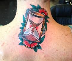 Sanduhr Tattoo Nacken Damen Gruen Rot Blumen Sanduhr Tattoo Bedeutung Sanduhr Tattoo Sanduhr Tattoos