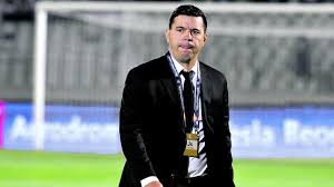 من جهة أخرى، تترقب الجماهير الاتحادية حسم إدارة النادي برئاسة أنمار الحائلي قرار مدرب الفريق الكروي الأول سواء بالتجديد مع المدرب البرازيلي فابيو كاريلي أو التوقيع مع المدرب الروماني كوزمين كونترا، ومن المنتظر أن. Ù…Ù† Ù‡Ùˆ ÙƒÙˆØ²Ù…ÙŠÙ† ÙƒÙˆÙ†ØªØ±Ø§ Ù…Ø¯Ø±Ø¨ Ø§Ù„Ø§ØªØ­Ø§Ø¯ Ø§Ù„Ø³Ø¹ÙˆØ¯ÙŠ Ø§Ù„Ø¬Ø¯ÙŠØ¯ Ø¨Ø§Ù„Ø¬ÙˆÙ„