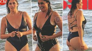 Elisa isoardi è stata paparazzata in riva al mare con qualche forma più arrotondata: Elisa Isoardi Sirenetta Sexy Tra Le Onde A Fregene Tgcom24