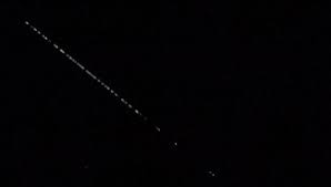 Илон маск же планирует запустить 12000 спутников starlink и в дальнейшем увеличить их спутники обладают фазированными антеннами и системой лазеров для обмена данными. Poezd Iz Sputnikov Ilona Maska Zasnyali Na Video Novosti Kazahstana I Mira Na Segodnya