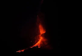 Nuova eruzione dell'etna.dalla scorsa notte boati ed esplosioni si susseguono e si sentono a km di distanza. Etna Nuova Eruzione Dal Cratere Sud Est Giornale Di Sicilia