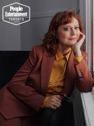 La notizia peggiore è che sua nonna, pearl (susan sarandon), è la sua unica opzione, con una macchina, contanti e la voglia di andare a vedere le cascate del niagara. Susan Sarandon Ew Com