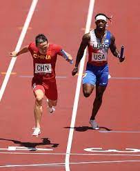 Kong lingwei (fourth left) and ge manqi (third left) fail to pass the baton in the 4x100m relay final at the 2019 iaaf world athletics championships in doha, qatar. 5iifha9vbubyfm
