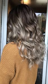 trendfarbe pilzenbraun farbverlauf lockige frisur haarfarben herbst haare coole haarfarben