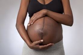 Linea nigra, die braune linie auf dem frisch gerundeten schwangerschaftsbauch, kennt fast jede(r). Linea Nigra What That Pregnancy Belly Line Means And Why It Appears