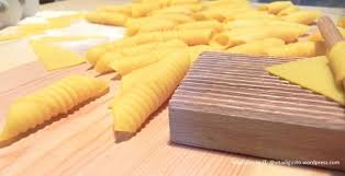 Sigillate i bordi del rotolino con le dita e sfilatelo. Garganelli Vitadigusto It