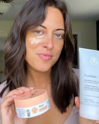 Vicki Newell's Instagram, Twitter & Facebook