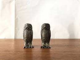 Pewter Bird Salt And Pepper Shakers Two Hoots Vintage Owl Salt And Pepper Shakers Mid Century Modern Pewter Ornate Detailing Woodland Forest Nature Vintage Owl Etsy Vintage Vintage Finds