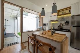 Seperti apa desain dapur bawah tangga yang minimalis dan fungsional untuk rumah kecil? Solusi Rumah Kecil Desain Ruang Makan Dapur Jadi 1