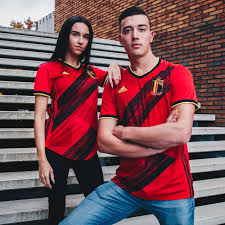 Het belgië shirt en het belgië tenue koop je eenvoudig en snel bij voetbaldirect! Worden De Rode Duivels In Dit Nieuwe Shirt Europees Kampioen Voetbalshop Be