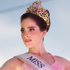 En nuestro rostro del mes de marzo para Estilo Tabasco; Ashley , Roma &  Alem. “Primavera, hazme reir y brillar, como tú haces florecer a la  naturaleza y a los días” Fotógrafia: @