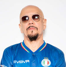 Enrico ruggeri est un chanteur italien, né le 5 juin 1957 à milan. Enrico Ruggeri Nazionale Italiana Cantanti