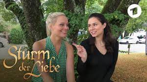 Sie gilt als erfolgreichste werktäglich laufende fernsehserie europas. Helen Barke Und Jenny Loffler Spielen Die Schwestern Denise Und Annabelle Sturm Der Liebe Youtube