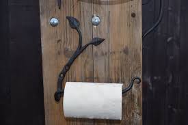 Qui A Dit Indispensable N Etre Elegant Ce Support De Rouleau De Papier Toilette Design Feuille Serait Bon Dans Toute La Toilet Roll Holder Toilet Roll Toilet