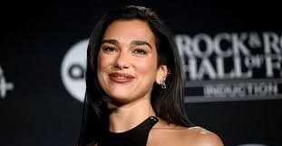 Dua Lipa obtiene certificado en español y anuncia próximo nivel