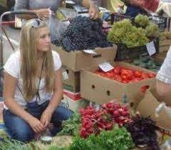 ظهرت بائعة الخضار، والتي تدعى أم زياد، في مقطع فيديو تم تداوله بشكل كبير، على مواقع التواصل الاجتماعي، وكانت معتزة بنفسها وببيعها البسيط، وذلك في أحد شوارع الدمام، لتسد قوتها وأبناءها التسعة ومعها والدتها وجدتها. Ø¯ Ø§Ø´Ø±Ù Ø¹Ø²Øª ×'××××××¨ Atifghanimah Hanaramzy62 Dibadib77 ÙØ¯Ù Ø¨Ø§Ø¦Ø¹Ø© Ø®Ø¶Ø§Ø± ÙÙ Ø§ÙÙØ±Ø§ÙÙØ§ Https T Co 79k6kpudsh