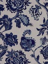 A modern abstract floral upholstery and drapery fabric in fuchsia and mint green embroidery on a woven navy blue linen background. Designer Upholstery Fabric Navy Floral Cotton Fabric 32 00 Via Etsy Arte De Ceramica Azul Y Blanco Telas