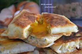 Brick Au Poulet Fromage Et Oeuf Coulant Le Sucre Sale D Oum Souhaib Recette Brick Recettes De Cuisine Brick Poulet