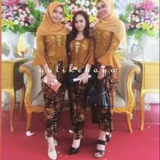 Warna hitam yang kini sedang menjadi happening sangat cocok digunakan untuk acara di malam hari. Harga Kebaya Hijab Atasan Terbaik Juli 2021 Shopee Indonesia