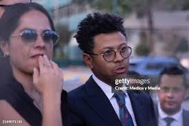 16 Photos & High Res Pictures