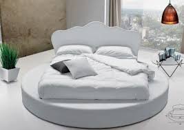 Trovati bossoli e mazze da baseball sull'asfalto: Letto Rotondo Moderno E Originale