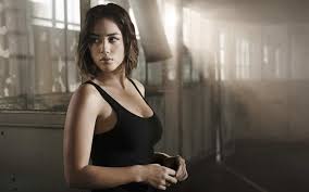 Chloe bennet (nacida chloe wang el 18 de abril de 1992) 1 es una actriz y cantante estadounidense.es conocida por interpretar a daisy johnson/skye/quake en la serie de la abc, agents of s.h.i.e.l.d. Five Things You Didn T Know About Chloe Bennet