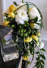 Classical rikka shofutai is traditional & most formal, strict rules require 9 yakeuda stem parts plus additional ashirai. Afbeelding 051 Euro Style Bouquet Yellow Wedding Flowers Ikebana Flower Arrangement Beautiful Bouquet