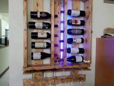 Étagère à vin et casier à vin en bois, en pierre, en métal ou en matière plastique et une grande gamme d'accessoires de vin. 23 Idees De Diy Ii Bar A Vin En Palette Palette Etageres A Bouteilles De Vin Vin