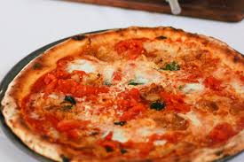 Швидке приготування, добрий смак та низькі ціни. 6 Wallet Friendly National Pizza Day Deals To Try In Dubai