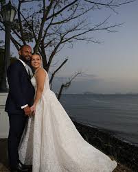 Estás hecha para mí Yo he nacido para ti Y es por eso que amarnos es tan  fácil #therileys @tomasriley17 & @marielnunezc Fotos:  @javiersucrewedsandlove Todo gracias a: @serenaplanners  @anaishernandezeventos @mirandamakeupart @biomuseo @toldasytarimas @