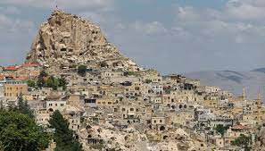 Si trova ai piedi dei monte uludağ che rappresenta una destinazione popolare tutto l'anno. Uchisar La Citta Scavata Nella Roccia E La Matera Turca Siviaggia