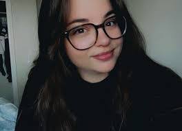 Karen Ellinger's Instagram, Twitter & Facebook