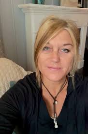 Laurie Cape's Instagram, Twitter & Facebook