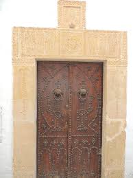 Porte Cloutee Brune Sur Fonc Orange Hammamet Portes Bizerte Deco