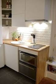 Il y a des chambres à louer dans cet appartement meublé de 6 chambres situé avenue de la couronne à ixelles. Separation Cuisine Salon