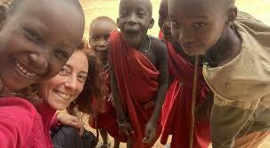 Erika Tola, l'ex manager innamorata della Tanzania che vive con i masai:  «Incontrarli mi ha cambiato la vita»