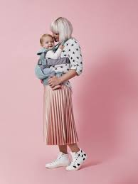 Le Porte Bebe One De Babybjorn Est Disponible Sur Bambinou Com Portage Portebebe Babybjorn One Porte Bebe Baby Bjorn Bebe