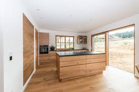 Kuche Mit Glatten Fronten Aus Ulmenholz Einbauschrank Kuchen Ideen Holz Kuche Holz Modern