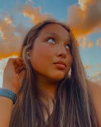 hey hey !! 🌞 my name is eden willis and i'm from chicago! i'm so excited  for the time at liberty this fall…so soon !! i love meeting new people,  listening to